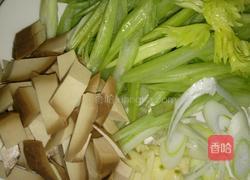 芹菜炒豆干的做法图解2