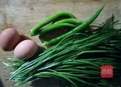 韭菜线椒炒鸡蛋的做法图解1
