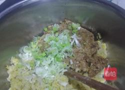 酸菜油滋烙饺子的做法图解4