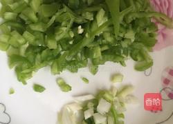 青椒虾米的做法图解1