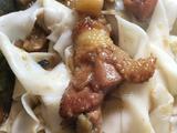 红烧土鸡茄子皮带面的做法[图]