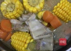 胡萝卜玉米排骨汤的做法图解7