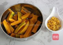 蛋黄焗南瓜的做法图解2