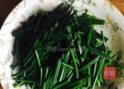 韭菜苔炒白干的做法图解2