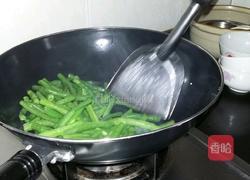 大蒜炒半熟四季豆的做法图解5