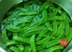 清炒荷兰豆的做法图解1