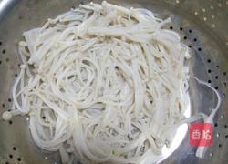 金针菇炒鸡蛋的做法图解1