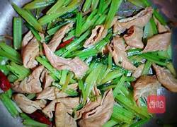 芹菜炒肥肠的做法图解4