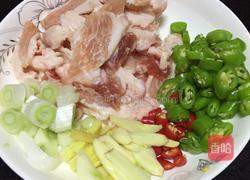 杏鲍菇炒肉的做法图解1