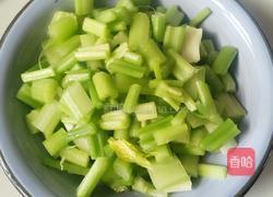 芹菜炒肉的做法图解1