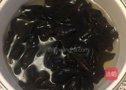 鱼香鸡丝蒜苗的做法图解1