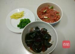 皮蛋肉末粥的做法图解2