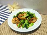 豆腐肉末香肠炒西兰花的做法[图]