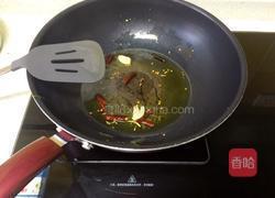 豆腐肉末香肠炒西兰花的做法图解2