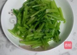 芹菜炒肉的做法图解1