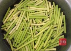蒜台炒肉的做法图解2