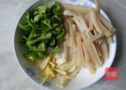 青椒炒肉皮的做法图解3