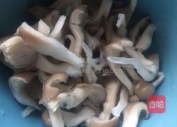 青菜炒菇的做法图解1