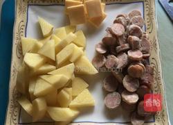 土豆香肠炒意大利面的做法图解1