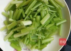 芹菜炒肉的做法图解2