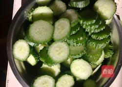 黄瓜炒肉的做法图解1