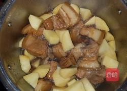 红烧肉闷土豆的做法图解7