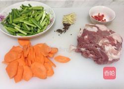 五花肉炒蒜薹的做法图解2