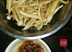 海鲜菇蒸排骨的做法图解3