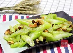 西芹炒腰果的做法图解5