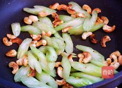 西芹炒腰果的做法图解4