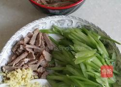 芹菜肉丝炒粉条的做法图解2