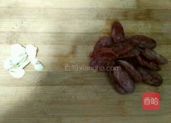 荷兰豆炒腊肠的做法图解2