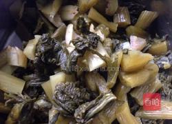 酸菜炒猪红的做法图解2