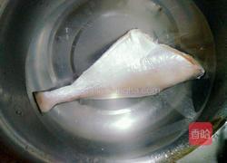 红烧剥皮鱼的做法图解1