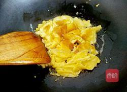 洋葱木耳胡萝卜炒鸡蛋的做法图解3