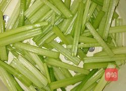 芹菜烧鱼的做法图解2