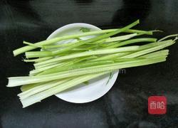 芹菜炒肉的做法图解1