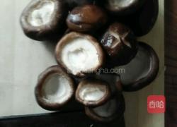 青椒炒香菇的做法图解1
