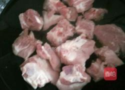 玉米胡萝卜猪骨汤的做法图解3
