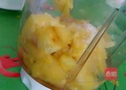 鲜榨菠萝汁的做法图解2