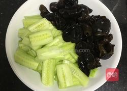 黄瓜木耳炒鸡蛋的做法图解1