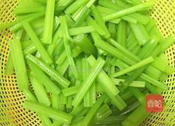 芹菜炒香干的做法图解1