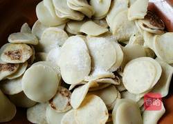 椒盐绿豆饼的做法图解1