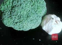 蒜香西兰花的做法图解1