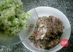香菇白菜猪肉饺子馅的做法图解7