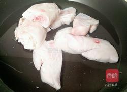 一锅两菜 八叔香辣烤猪蹄 和水晶皮炖的做法图解4