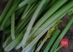 芹菜炒豆干的做法图解1