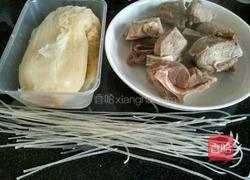 酸菜排骨炖粉条的做法图解1