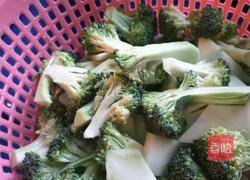 素炒西兰花的做法图解1
