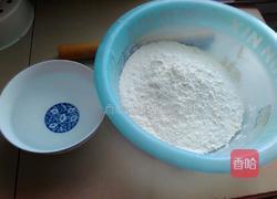 猪肉酸菜饼的做法图解2